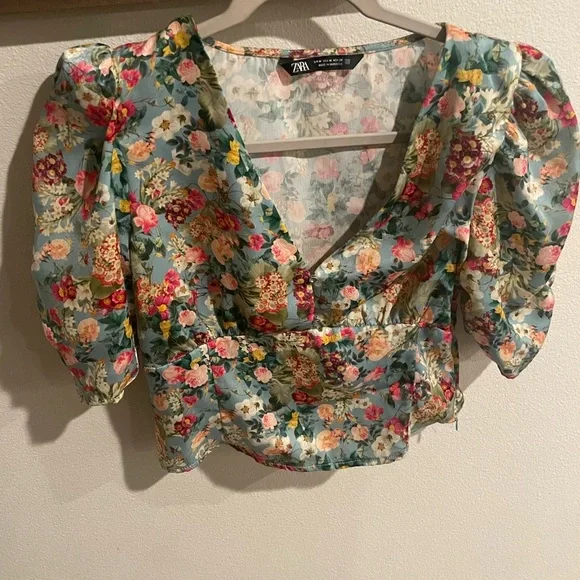Zara Printed Floral Satin Blouse W/ Puff Sleeves Size Medium - Picture 2 of 6